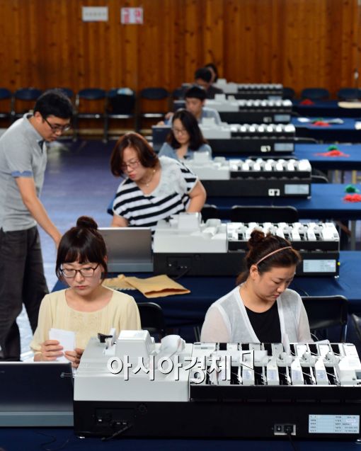 [포토]투표지 분류기 시연하는 개표사무원들