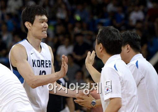 [포토]김주성,'감독님, 노장투혼 보셨죠'