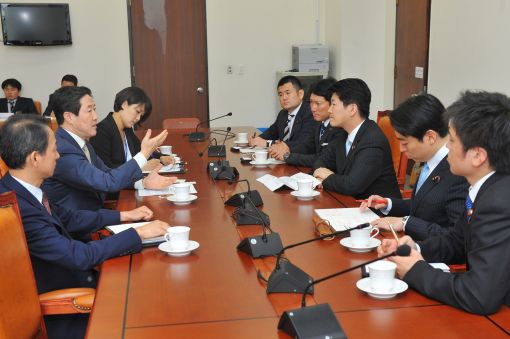 일본 공명당 초선 의원단을 면담하고 일본의 역사인식을 비판하는 유기준 국회 외교통일위원회 위원장(왼쪽 가운데)