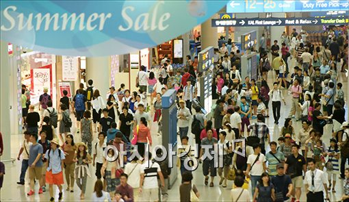 지난해 7월 인천공항면세점에 관광객들이 몰려 쇼핑을 하고있다. 위 사진은 기사 내용과 관련 없음.