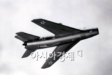 북한이 보유하고 있는 미그-19는 미그-15의 형태를 기본으로 원통형의 동체에 후퇴각 58도의 주 날개를 결합하여 만든 초음속 전투기다. 1953년 9월 미코얀 설계국이 개발한 시제기가 첫 비행하고 1955년부터 고리키와 노보시비르스크 항공기공장에서 생산을 시작했다. 