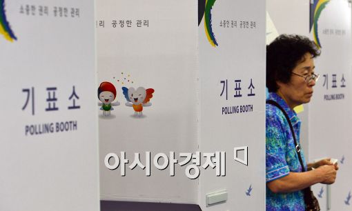 [포토]기표소에서 나오는 유권자