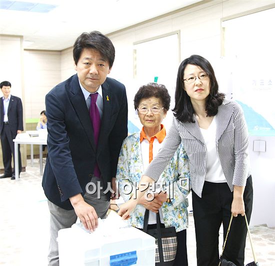 서갑원 후보는 조곡동 3투표소 선거 종사자 및 참관인들을 격려한 후 모친 채순이(76), 부인 김수정(48)와 함께 투표했다.
