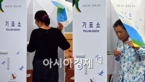 [포토]투표하는 유권자, '누굴 뽑을까?'