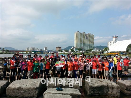 장흥군여성단체협의회 회원들이 탐진강 맑은 물 만들기 정화활동을  펼쳤다.