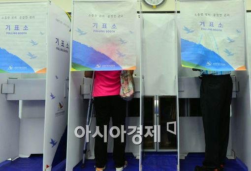 [포토]목발 짚고 투표하는 유권자