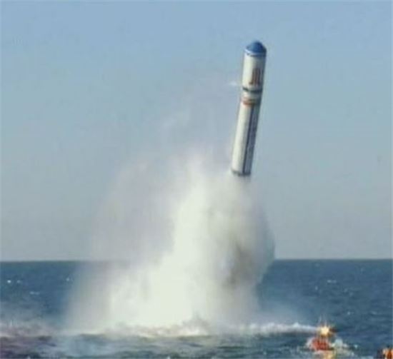 사정거리 8000km의 탄도미사일을 발사하는 진급 핵잠수함