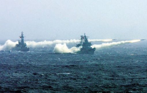 YJ-8시리즈 대함 순항미사일을 발사하는중국 해군함정