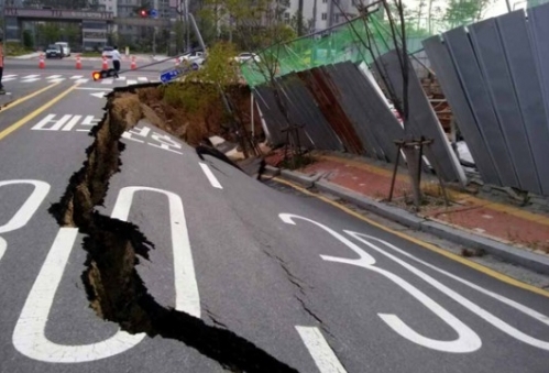 인천 도로 붕괴.싱크홀 의심 현상(사진:인천소방안전본부 제공)