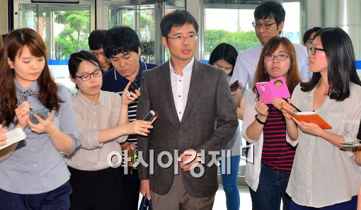 [포토]취재진에 둘러싸인 백수현 삼성전자 전무, 삼성전자-반올림 5차 협상 돌입