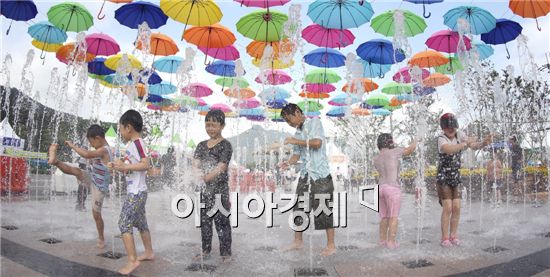 [포토]우산 속 물놀이 시원합니다