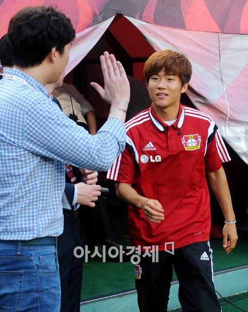 [포토]그라운드 들어서는 레버쿠젠 류승우