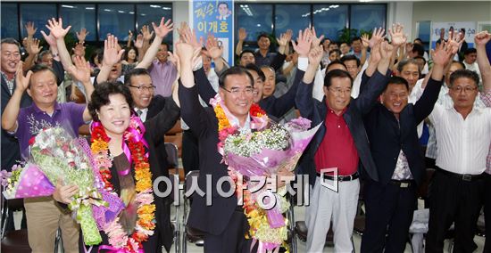 7·30 국회의원 재보궐 선거 전남 담양·함평·영광·장성에서 이개호 새정치민주연합 후보가 당선됐다. 이개호 후보가 지지자들과 함께 환호면서 승리를 자축하고있다. 사진제공=이개호 후보측
