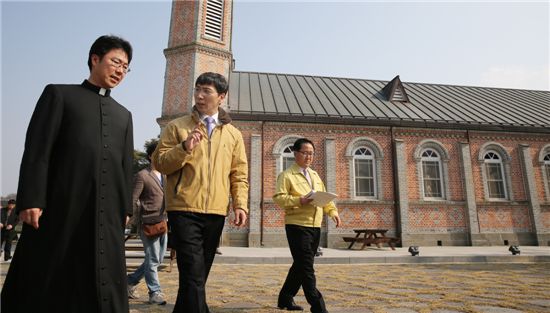 김성태(요셉) 합덕성당 주임신부와 안희정(가운데) 충남도지사가 교황 방문 준비사항에 대해 얘기를 나누고 있다.