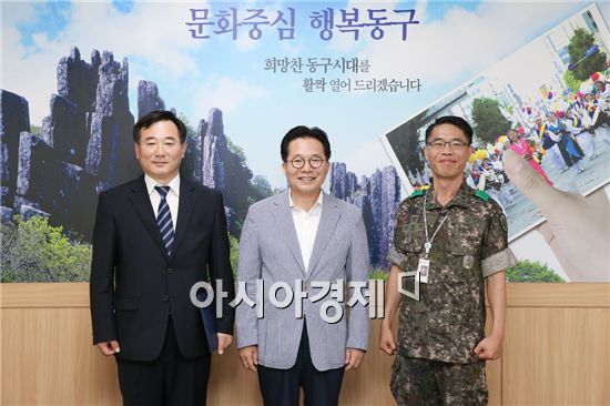 광주 동구(청장 노희용)는 31일 구청 접견실에서 정찬기 예비역 중령을 안보정책자문관으로 위촉하고 위촉장을 수여했다. 안보정책자문관은 앞으로 지자체의 안보정책 조언 및 보좌역을 수행하게 된다.사진제공=광주시 동구청
