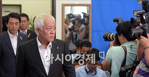 [포토]대표직 사퇴하는 김한길