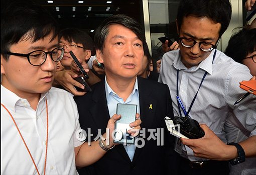 [포토]국회 본청 나가는 안철수