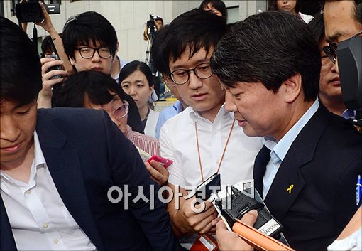 [포토]국회 본청 나가는 안철수