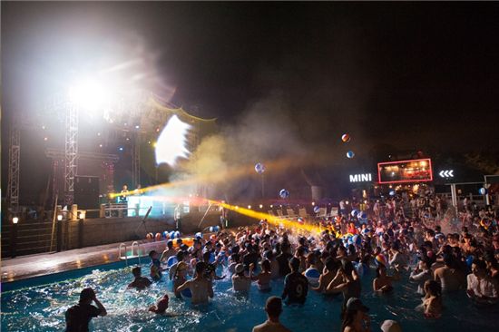 대전 엑스포 아쿠아리조트 ‘원 썸머 나잇’ 축제 현장. 야간 수영장에 많은 피서객들이 행사를 즐기고 있다.