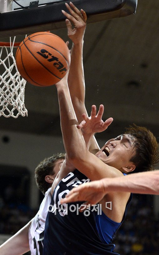 [포토]이종현,'파울이 너무 심하잖아'