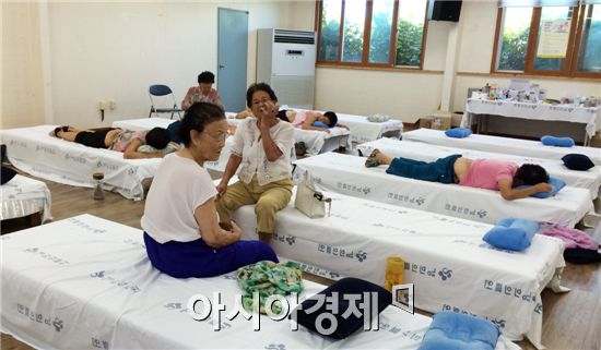 경희대 한의대의료봉사팀이  장흥에서  주민들을 상대로 의료봉사활동을 펼치고 있다.