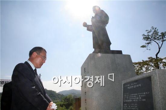 이개호 국회의원이  당선 후 첫 공식 일정으로 현충탑과 박관현 민주열사비를 참배했다.