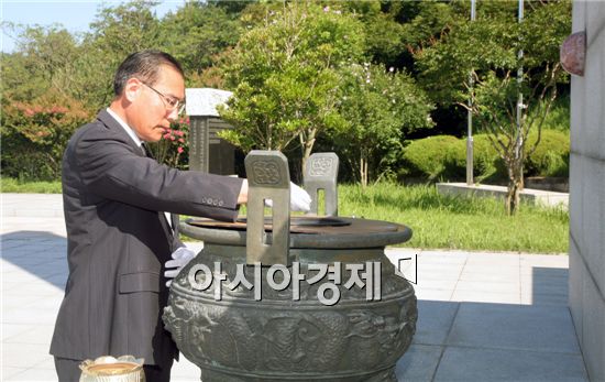 이개호 국회의원, 당선후 박관현 열사비 참배