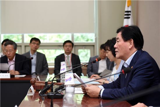 새 경제팀,공공기관 여윳돈 5조원 민생안정에 투입