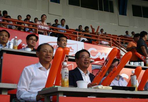 방한홍 한화케미칼 대표(사진 가운데)가 31일 저녁 정진원 YNCC 대표(왼쪽) 등 협력업체 대표 및 임직원들과 함께 야구 경기를 관람하고 있다.