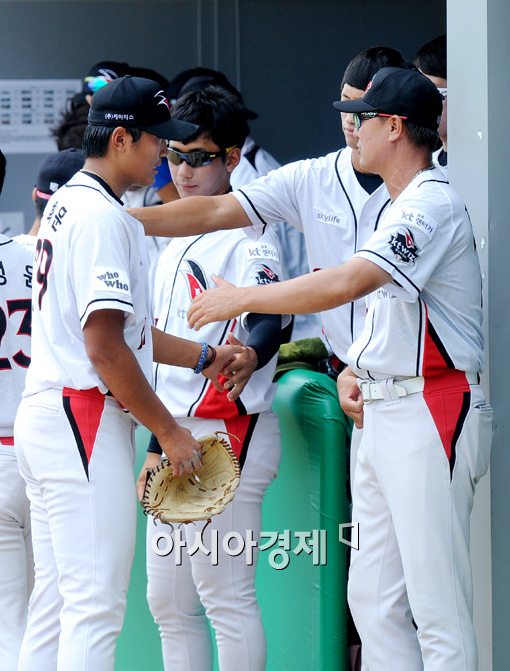 [포토]정명원 코치,'유희운, 5이닝 2실점 호투했어!'