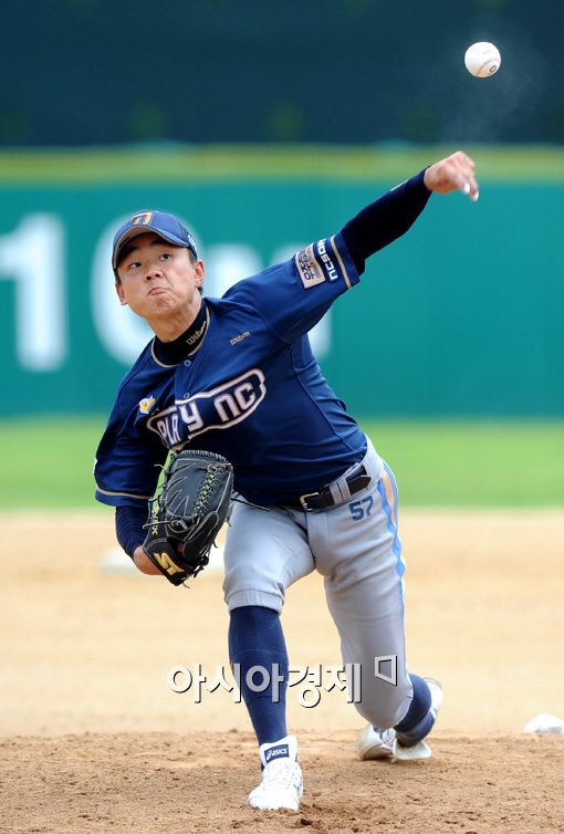 [포토]NC 민성기,'있는 힘껏 뿌린다'