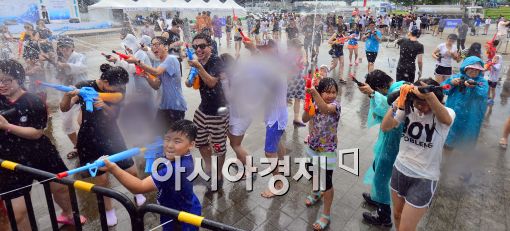 [포토]인정사정 없이 물총세례