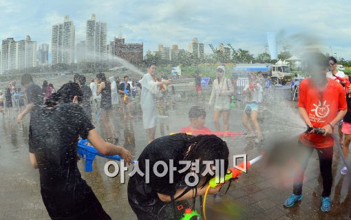 [포토]'인정사정 없이 물총세례'