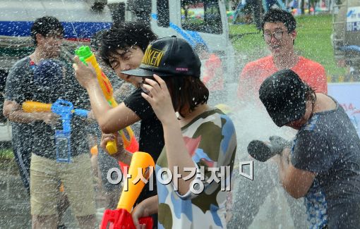 [포토]더위에는 물총싸움