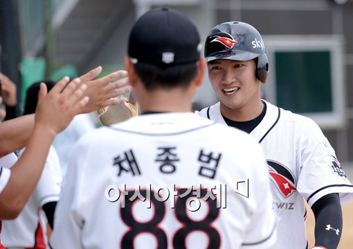 [포토]득점 올리고 동료들의 환영 받는 김동명