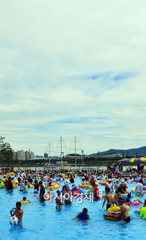 [포토]폭염 아래 야외수영장 찾은 시민들