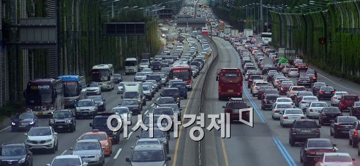[포토]휴가 시즌 시작, 혼잡한 고속도로
