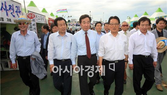 항구, 축제를 열다!를 주제로 목포해양문화축제가 1일 오후 목포 삼학도 일원에서 열린 가운데 이낙연 도지사, 박홍율 목포시장, 박지원 국회의원 등 참석자들이 해상시장(파시) 전통거리를 둘러보고 있다. 사진제공=전남도