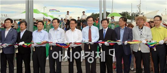 항구, 축제를 열다!를 주제로 목포해양문화축제가 1일 오후 목포 삼학도 일원에서 열린 가운데 이낙연 도지사, 박홍율 목포시장, 박지원 국회의원 등 참석자들이 해상시장(파시) 개장을 알리는 테이프를 자르고 있다.