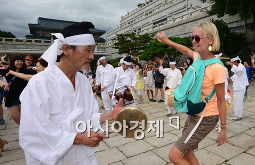 [포토]외국인도 반한 밀양 백중놀이 공연 