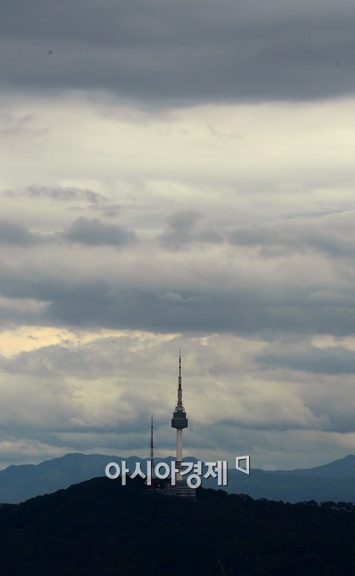 [포토]서울 도심 위 층층이 쌓인 먹구름 