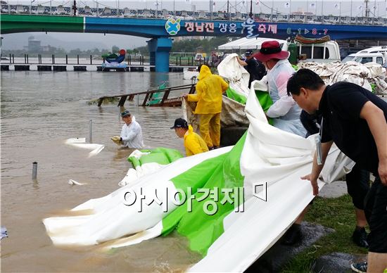 태풍 나크리의 영향으로 정남진 장흥 물축제장 행사장이 물바다가 되자 3일 장흥군산하 공직자 및 각 기관사회단체, 자원봉사단체  2,500여명 나와 복구에 구슬땀을 흘렸다. 