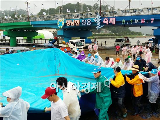 [포토]태풍 피해 긴급복구하는 정남진 장흥 물축제 행사장