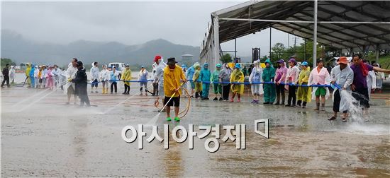 [포토]태풍피해 장흥 물축제장 긴급복구하는 공무원들