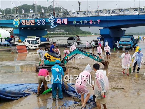 태풍 나크리의 영향으로 정남진 장흥 물축제장 행사장이 물바다가 되자 3일 장흥군산하 공직자 및 각 기관사회단체, 자원봉사단체 2,500여명 나와 복구에 구슬땀을 흘렸다.