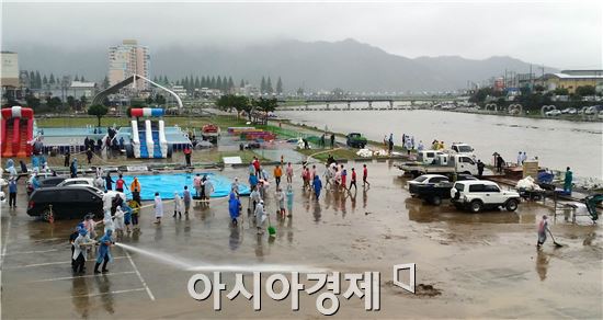 [포토]장흥 물축제 정상화 위해 공무원들 구슬땀