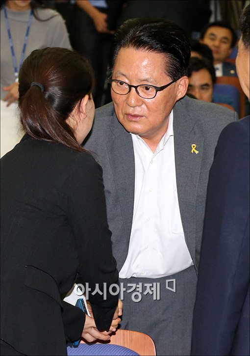 [포토]인사하는 박지원·권은희