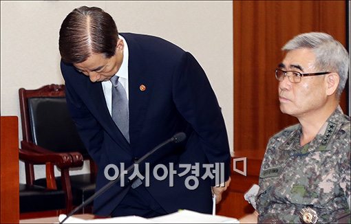 [포토]고개숙인 한민구 국방장관
