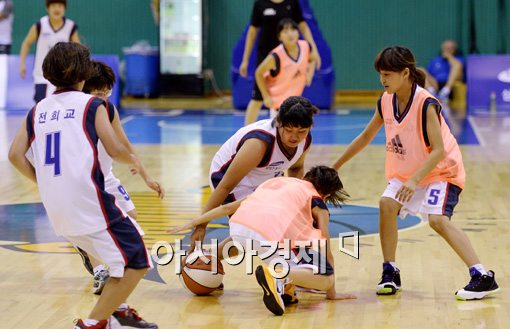 [포토]'치열한 루즈볼 다툼'