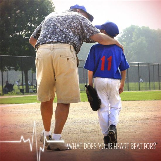 야구장에서 손자를 격려하는 할아버지. '무엇이 당신의 심장을 뛰게 하는가' 콘셉트 광고 시리즈 중 하나에 쓰인 사진이다. 사진=메가레드 페이스북